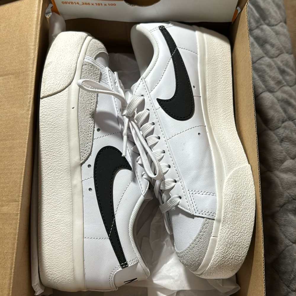 NIKE BLAZE
W BLAZER LOW PLATFORM 
WHITE/BLACK